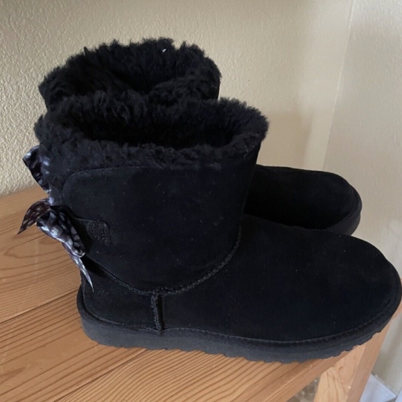 New UGG MINI BAILEY BOW LEOPARD BLACK SUEDE ANKLE WOMEN'S BOOTS SIZE US 7 - Picture 2 of 5